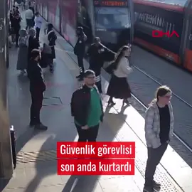 #Kayseri'de, tramvayın altında kalmaktan güvenlik görevlisi kurtardı; o anlar kamerada Olay, saat 08.30 sıralarında Cumhuriyet Meydanı tramvay durağında meydana geldi. Kulağında kulaklık, tramvayı fark etmeyip yolun karşısına geçmeye çalışan kadın yolcuyu güvenlik görevlisi kurtardı. O anlar güvenlik kamerasına yansıdı. Görüntülerde, yayanın kendisini kurtaran güvenlik görevlisinden özür dilediği duyuldu. KAYSERİ, (DHA) #DHA #Haber #Kaza #Tramvay #Yaya #Güvenlik #Görevli #Kayseri