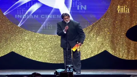 Dharmendra received award from Amitabh Bachchan #dharmendra #amitabhbachchan #bollywood #retro #award 