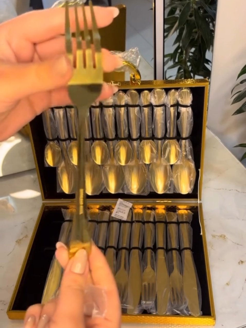 ✨ Transforme sua mesa em um verdadeiro banquete de elegância com o conjunto de talheres Opulent Oasis! São 24 peças com acabamento dourado e cabos pretos sofisticados, perfeitos para quem ama receber com estilo. Link no primeiro comentário 😘  OpulentOasis #TalheresLuxo #MesaPosta #DecoraçãoMesa #EstiloÀMesa #promoçãoimperdível 
