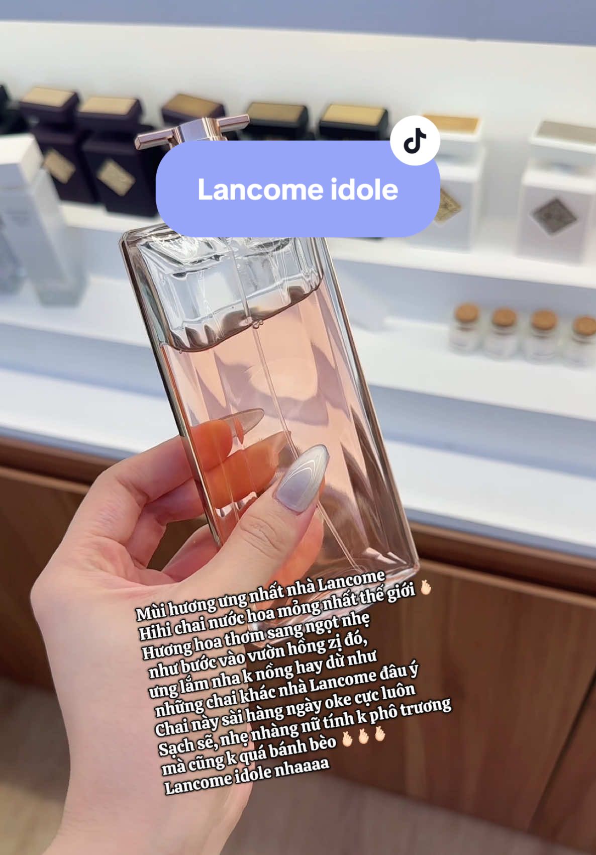 𝐈𝐃𝐎𝐋𝐄 EDP ▪️ 𝑁𝑒𝑤 - 𝐻𝑜𝑡 𝑣𝑜̛́𝑖 𝑡ℎ𝑖𝑒̂́𝑡 𝑘𝑒̂́ 𝑚𝑜̉𝑛𝑔 𝑛ℎ𝑎̂́𝑡 𝑡ℎ𝑒̂́ 𝑔𝑖𝑜̛́𝑖 , đ𝑒̣𝑝 𝑣𝑎̀ 𝑠𝑎𝑛𝑔 𝑡𝑢̛̀𝑛𝑔 𝑐ℎ𝑖 𝑡𝑖𝑒̂́𝑡   ➖ Một mùi hoa hồng cưng vô cùng. Mùi tươi mát, sau lớp hoa hồng sẽ tới lớp hoa nhài cũng đáng yêu không kém ♥️ ➖ Em ấy là chai nước hoa đang giữ vị trí mỏng nhất thế giới nha. Thiết kế quá đơn giản nhưng đẹp, sang. Nếu bạn nào mê hương hoa hồng hoặc đang tìm nước hoa có hương hoa hồng thì em này là lựa chọn số 1 luôn ♥️ #lancomeidole #comnuochoachinhhang #154chualang #comperfume #nuochoa #nuochoanu 