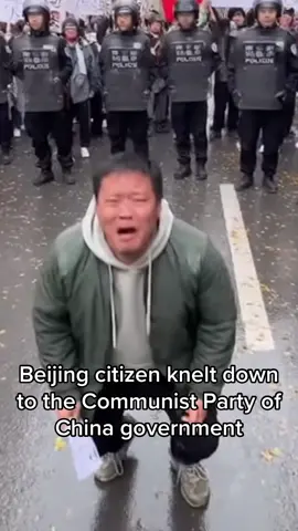 Beijing citizen knelt down and asked the Chinese Communist Party to thoroughly investigate the Yu Menglong‘s death.#yumenglong #justiceforyumenglong #xijinping #yumenglong于朦胧 #yml 