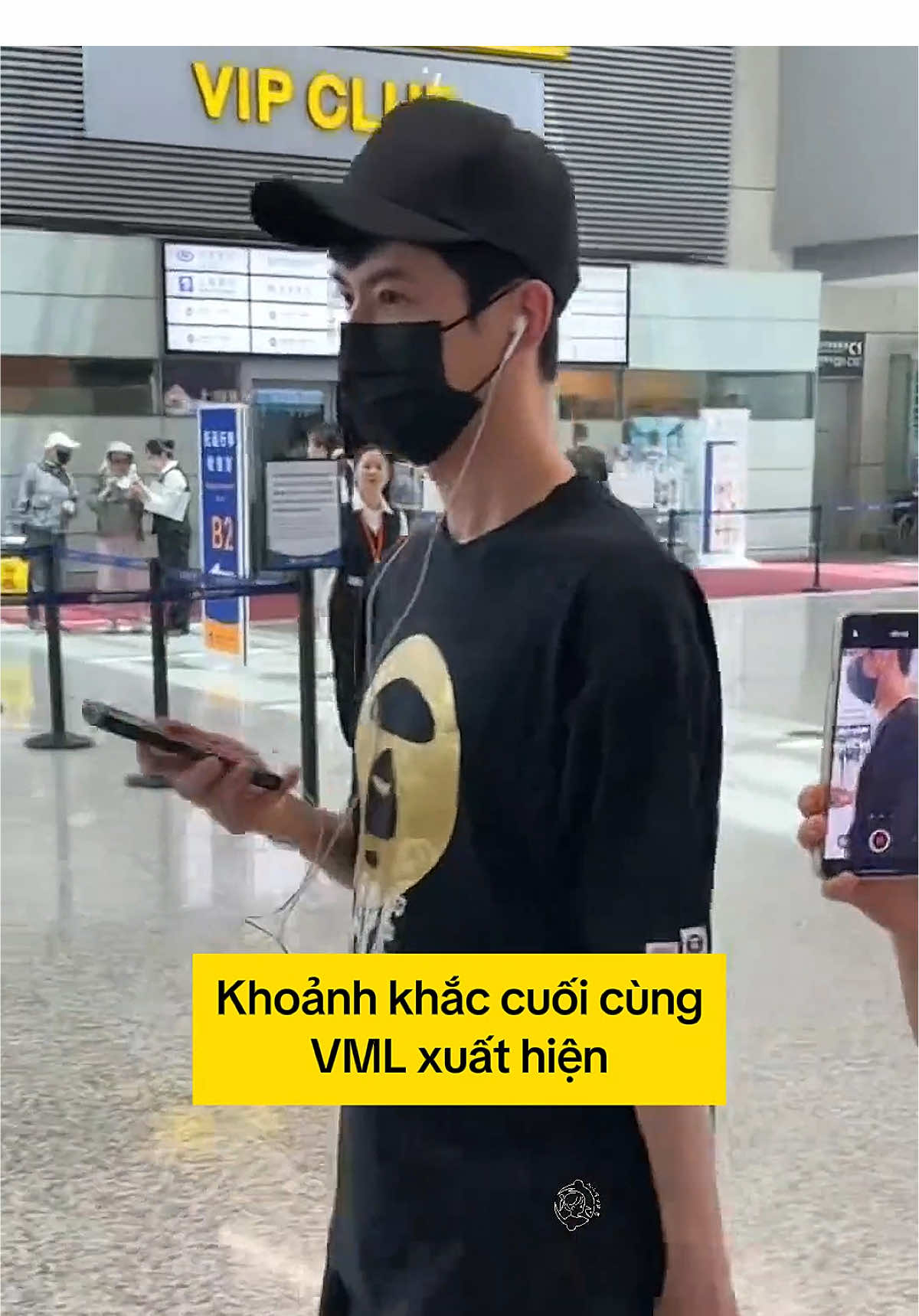 Ngày 13/08/2025 được cho là ngày cuối cùng VML xuất hiện. Đoạn vid khá dài, tất cả đều nói lên sự bất thường của anh, đáng tiếc là không có phép màu nào xảy ra, anh đã ra đi thật rồi Anh luôn đeo tai nghe có dây, ngày cuối cùng cũng vậy. Anh chẳng nghe nhạc đâu, vì có nhiều lần fan nói chuyện với anh lúc đeo tai nghe anh đều trả lời ngay (nếu như mở nhạc chắc chắn sẽ không nghe rõ và phải hỏi lại), có người cho rằng bọn chúng đang gọi điện hoặc thu âm bằng tai nghe, nếu như anh nói điều gì bất thường với fan sẽ bị phát giác ngay. Tại sao không đeo tai nghe bluetooth? Bởi vì nó có thể ngắt kết nối dễ dàng, còn tai nghe có dây thì vẫn luôn cắm trong điện thoại, tên quản lý lúc nào cũng nhìn thấy được sợi dây đó #vumonglung #yumenglong #于朦胧 #justiceforyumenglong 