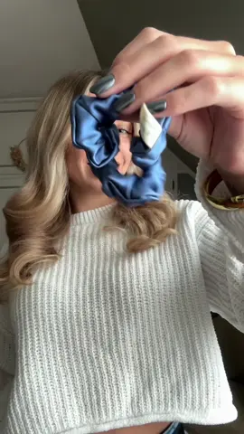 Can you feel the difference? 🤍 Regular hair ties pull, break, and damage your hair over time while silk keeps it soft, shiny, and healthy. ✨ Once you try the 30 momme silk scrunchie from@theselection.se , you’ll never go back. 💭 #SilkCare #HairRoutine #TheSelection #SilkScrunchie #HairTips