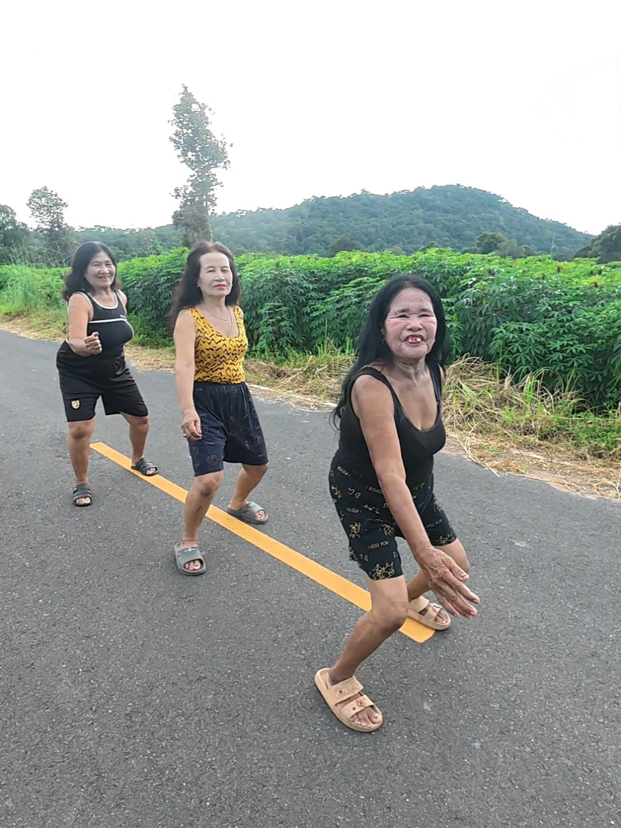 เต้นออกกำลังกายกันค่ะ #คลิปตลก #ยายสิม #ยายอร #ยายหลอย 