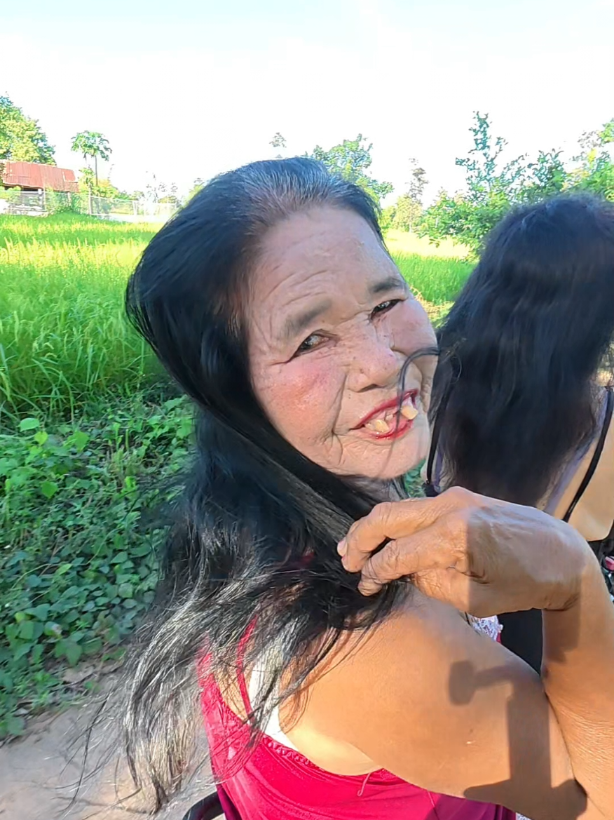 ไปหาผู้ชายบ่ฮอดค่ะ ลงข้างทางก่อน #คลิปตลก #ยายสิม #ยายหลอย 