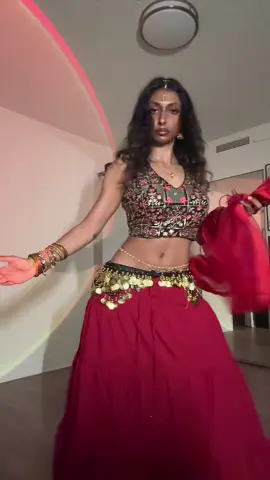 forgot about this lol + 👁️🫦👁️ + still hard to whine/konpa in a lehenga 😩 Dc: moi #fyp #viral #blowthisup #dance #rahtitouillee 