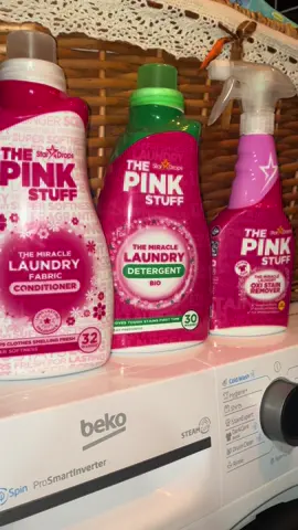 🎀 Omekšivač i deterdžent su veganski, dermatološki testirani i blagi prema osetljivoj koži 👶🧺 Savršeni za bebe i decu – čista, meka i mirisna odeća bez iritacija!  🎀 @thepinkstuff.rs 💕 @The Pink Stuff  ✨🫧 #CleanTok #laundry #momlife #cleaninghacks #thepinkstuff 