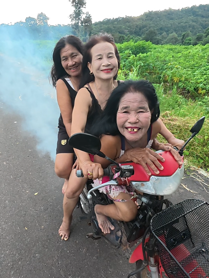 สาวสวยตาดภูขาม #คลิปตลก #ยายสิม #ยายหลอย #ยายอร 