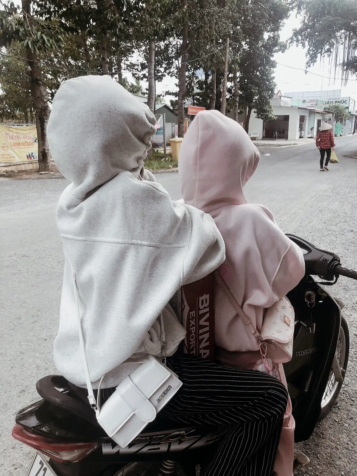 Bỏ tiền, bỏ bạc không bỏ anh em.