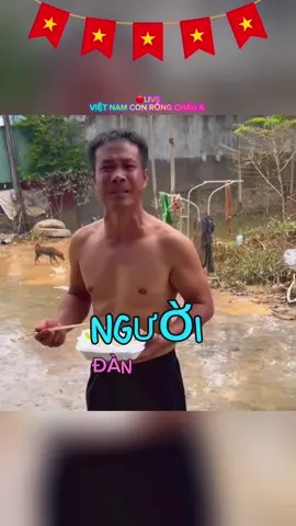 Người đàn ông đã không kìm được nước mắt vì tình nghĩa đồng bào, đùm bọc nhau những khi nguy biến 🫶🇻🇳#vietnamconrongchaua #dungvie #vietnamhungcuong #CapCut 