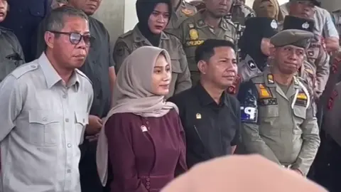 Seorang Oknum Anggota Dprd Kabupaten Gorontalo Utara, Diduga Mencibir Pendemo Yang Menyampaikan Aspirasi Di Kantor Dprd.  Aksi Dinilai Tak Pantas Dilakukan Pejabat Publik Itu, Viral Di Sosial Media Dan Mendapat Kecaman Dari Warga Net.