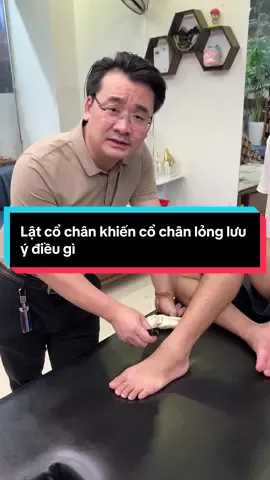 LỆCH MỘT BƯỚC – LỎNG CẢ MỘT ĐỜI CỔ CHÂN! ⚠️ Nhiều người nghĩ “lật cổ chân” chỉ là chấn thương nhẹ, nghỉ vài ngày là khỏi. Nhưng sự thật là: 80% người bị lật cổ chân không được điều trị đúng cách sẽ dẫn tới lỏng khớp cổ chân mạn tính – đau tái phát, sưng, mất vững, thậm chí dễ ngã chỉ vì một bước đi sai! 😢 💥 Khi bị lật cổ chân – đừng chủ quan! Mỗi lần dây chằng bị giãn hoặc rách mà không được phục hồi đúng, khớp cổ chân sẽ mất sự ổn định. Lâu dần, bạn sẽ: ✅Đi lại cảm giác “hụt chân”, “rung khớp” ✅Đau âm ỉ quanh mắt cá, nhất là khi lên xuống cầu thang ✅Sưng dai dẳng, khó chơi thể thao trở lại ✅Nguy cơ thoái hóa cổ chân sớm nếu bỏ qua 🩺 Điều cần làm NGAY sau khi bị lật cổ chân: ✅ Chườm lạnh trong 24–48h đầu để giảm sưng đau ✅ Nâng chân cao, hạn chế đi lại ✅ Đến Trung tâm Phục hồi chức năng chuyên sâu để siêu âm kiểm tra dây chằng và hướng dẫn phục hồi đúng cách ✅ Tuyệt đối không tự xoa bóp hay nắn chỉnh khi chưa có chẩn đoán – dễ khiến tổn thương nặng hơn 💪 Phục hồi đúng – tránh lỏng cổ chân vĩnh viễn! Tại Trung tâm Phục hồi chức năng Việt – Pháp, chúng tôi gặp rất nhiều bệnh nhân từng chủ quan, đến khi cổ chân lỏng mới tìm đến. Sau khi được điều trị bằng vật lý trị liệu – phục hồi chức năng bài bản, 90% bệnh nhân đã trở lại thể thao, đi lại bình thường mà không còn cảm giác sợ “trật cổ chân” nữa. 👉 Hãy nhớ: Một lần lật cổ chân không chỉ là cú ngã tạm thời, mà có thể là dấu mốc khiến đôi chân bạn yếu đi mãi mãi – nếu không được chăm sóc đúng cách. 💬 Nếu bạn từng bị lật cổ chân, hãy đến Việt – Pháp để được kiểm tra chuyên sâu và phục hồi an toàn, trước khi mọi thứ trở nên nghiêm trọng hơn!  #trungtamphuchoichucnangvietphap #bacsidai #ChấnThươngThểThao #LegLengthening #chanthuongthethao 