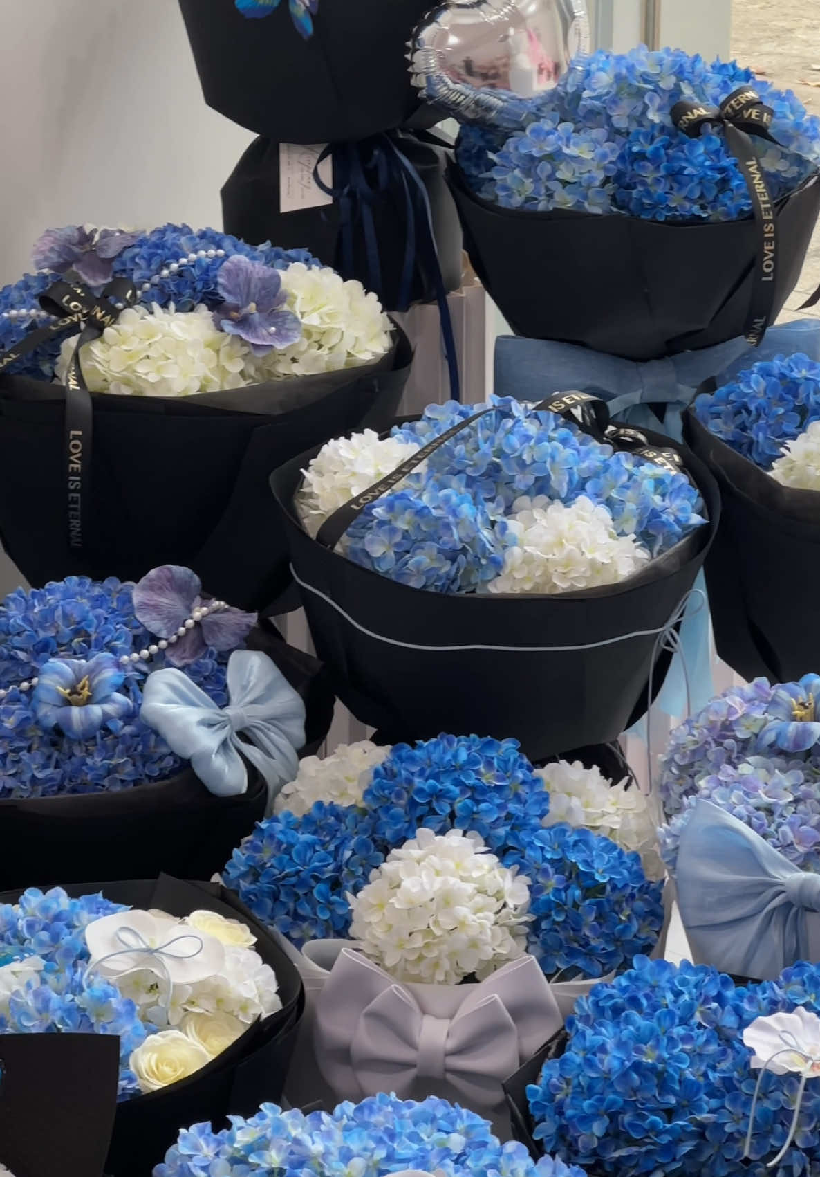 Team yêu tone xanh điểm danh nào! 💙 Những bó hoa đang sẵn sàng chờ chủ nhân nè, chốt đơn lẹ kẻo hết nha! 😍✨ #hoa20_10 #hoaluacaocap #hoatuoibienhoa #viral #CapCut 