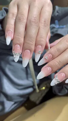 Nail ombre đính đá #naildinhda #nailboxthietke #nailombre #nailxinh 