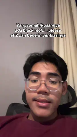 Atau kalau emang terpaksa banget bisa beli dehumidifier… tapi tetep masalah ventilasinya harus dibenerin… pokoknya jangan anggep remeh deh yaa 