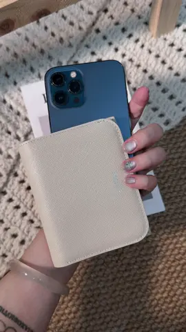 nếu như mà cảm thấy một năm qua tài lộc của các bạn không được suôn sẻ lắm thì thử đổi với xem sao nha,  “đổi ví là đổi vía, đổi phong thuỷ”, nên chọn ví cũng phải tinh tế một chút nha — vừa hợp gu thời trang, vừa đúng nhu cầu sử dụng nữa. 💰💵💵💸💴 ##review##vinu##vimini##lucas##vicamtay