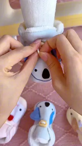 Thiết kế dây chun giúp bé dễ mang và không dễ bị tuột. Vừa ấm áp vừa xinh xắn #giaytapdichobe 