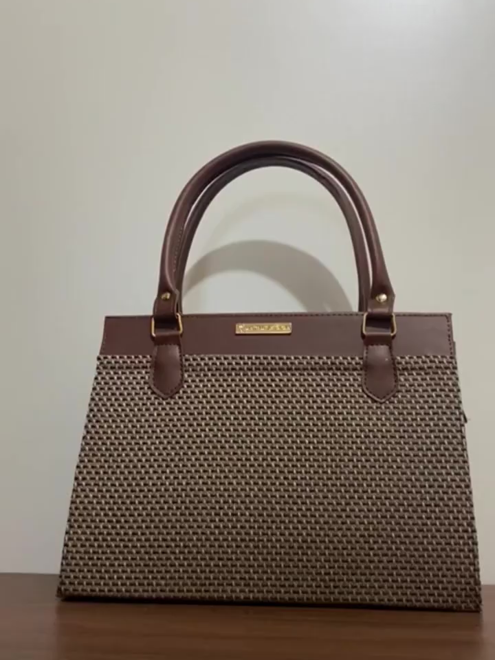 O duo de elegância que faltava no seu look! 💼💖 Nosso Kit Bolsa Satchel/Tote + Carteira é a combinação perfeita de estilo e praticidade. Escolha entre Caramelo, Preto ou Bege. Seu acessório essencial, agora completo. 🛒 Compre agora 👉 https://s.shopee.com.br/70BVWUvC2M ⚠️ Promoção sujeita à alteração de preço e estoque do site