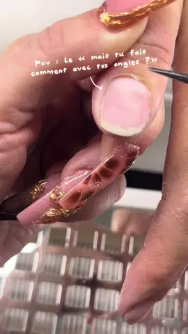 Comment je fais le ménage avec mes ongles ? Simple : avec grâce, style et efficacité 💅🧹 Oui, je passe l’aspirateur, je lave, je bosse, je vis ma vie… tout ça sans casser une capsule 😌 (attention les filles je vous vois) Moralité : les ongles longs, c’est pas un handicap, c’est un superpouvoir 💥 #NailQueen #NailArt #PoseAmericain #LongNails #NailTok           