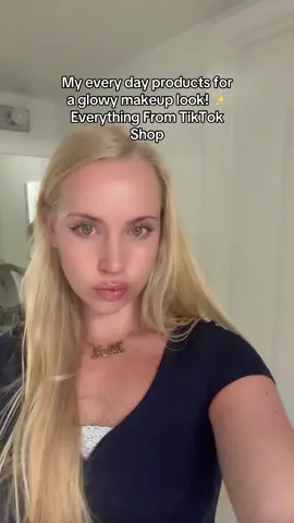 My daily favorites for a dewy and glowing makeup look! Lightweight products that make my skin look so good. #EveryDayMakeUp #Glowymakeuplook #NaturalMakeup #MakeupMustHaves #MakeupTutorial 