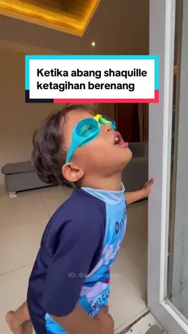 Ya Ampun abang, padahal udah berenang terus seharian masih kurang. Gimana nih guys ada yang mau nemenin Shaquille berenang gak?😂 #azmannis #babyshaquilleelshirazy #shaquilleannisaoy #IndomilkKidsYogurt #SpesialBuatKids @Indomilk Kids 