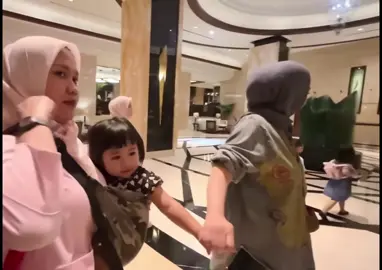 so sweet gandengan sama tieta🥰 #lily #princesslily #ranaima #raffinagita1717 #rayyanza  