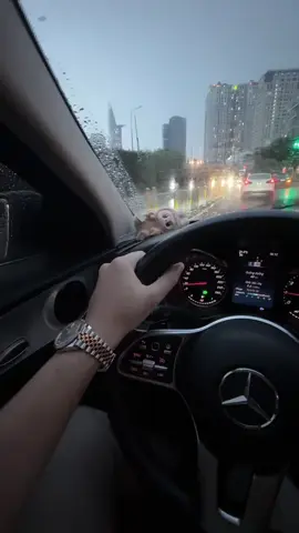 Hôm nay anh rất mệt, anh muốn tựa vào em một chút được không? Cho anh tựa vào vai em, một lúc thôi, có được không? Rồi anh sẽ lại là anh, anh sẽ vượt qua tất cả, dù là sóng gió hay vất vả. Chỉ là hôm nay, trái tim anh mỏi mệt quá, sắp không còn đủ sức gồng mình trước những giông tố nữa rồi... Rồi anh sẽ lại là anh, mạnh mẽ như em vẫn thấy. Anh sẽ đứng dậy, kiên cường trước cuộc đời này. Cho anh tựa vào vai em có được không? Để anh quên đi những chông chênh, những tổn thương đã theo anh suốt quãng đường dài. Em không cần nói gì, chỉ cần lặng yên, như cách ánh trăng vẫn dịu dàng soi sáng dù chẳng cần một lời nào. Cho anh tựa vào vai em chỉ hôm nay thôi có được không? Rồi ngày mai, anh hứa sẽ lại bước tiếp, sẽ đối mặt với những sóng gió và cả những vấp ngã. Không muốn làm điều gì gánh nặng cho em, cũng chẳng mong cầu điều gì quá lớn lao. Chỉ là hôm nay thôi, anh thật sự rất mệt, rất cần một nơi để trái tim có thể ngơi nghỉ, dù chỉ trong một khoảnh khắc ngắn ngủi lưng chừng...có được không em 🥺🥺🥺🥺