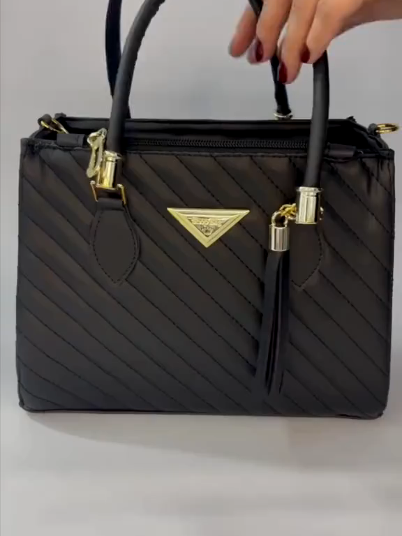 Detalhe Bordado + Espaço Médio: A bolsa perfeita! 💖 A Shopbag Linea Bordada une o charme artesanal com a praticidade do dia a dia. Disponível em 7 cores incríveis: PRETA, BRANCA, ROSE, CARAMELO, PINK, Verde Azulado e AZUL! Qual você leva? 🛒 Compre agora 👉 https://s.shopee.com.br/6VFEwGOCGK ⚠️ Promoção sujeita à alteração de preço e estoque do site
