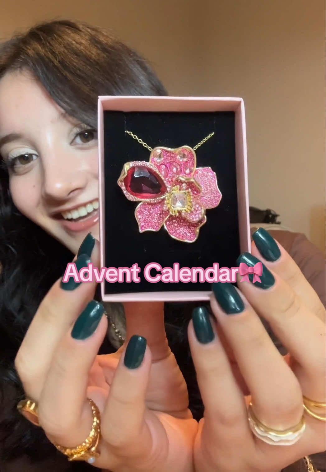 Takı Advent Calendarı mıı🧚🏻‍♀️✨ 4 farklı konseptle websitemizde satışta💫 Tüm kutularımız el emeğidir ve siparişler özenle hazırlanmaktadır💖 Sipariş notunda tarzınızı belirttiğinizde dikkate alıyoruz pembe sevmem yıldızlara bayılırım abartı takmam gibi gibi💘 Kutu içeriklerine websitemizin açıklama bölümünden ulaşabilirsiniz, her kutudan kaç bileklik kaç kolye kaç saat çıkacağı vs yazıyor🌸
