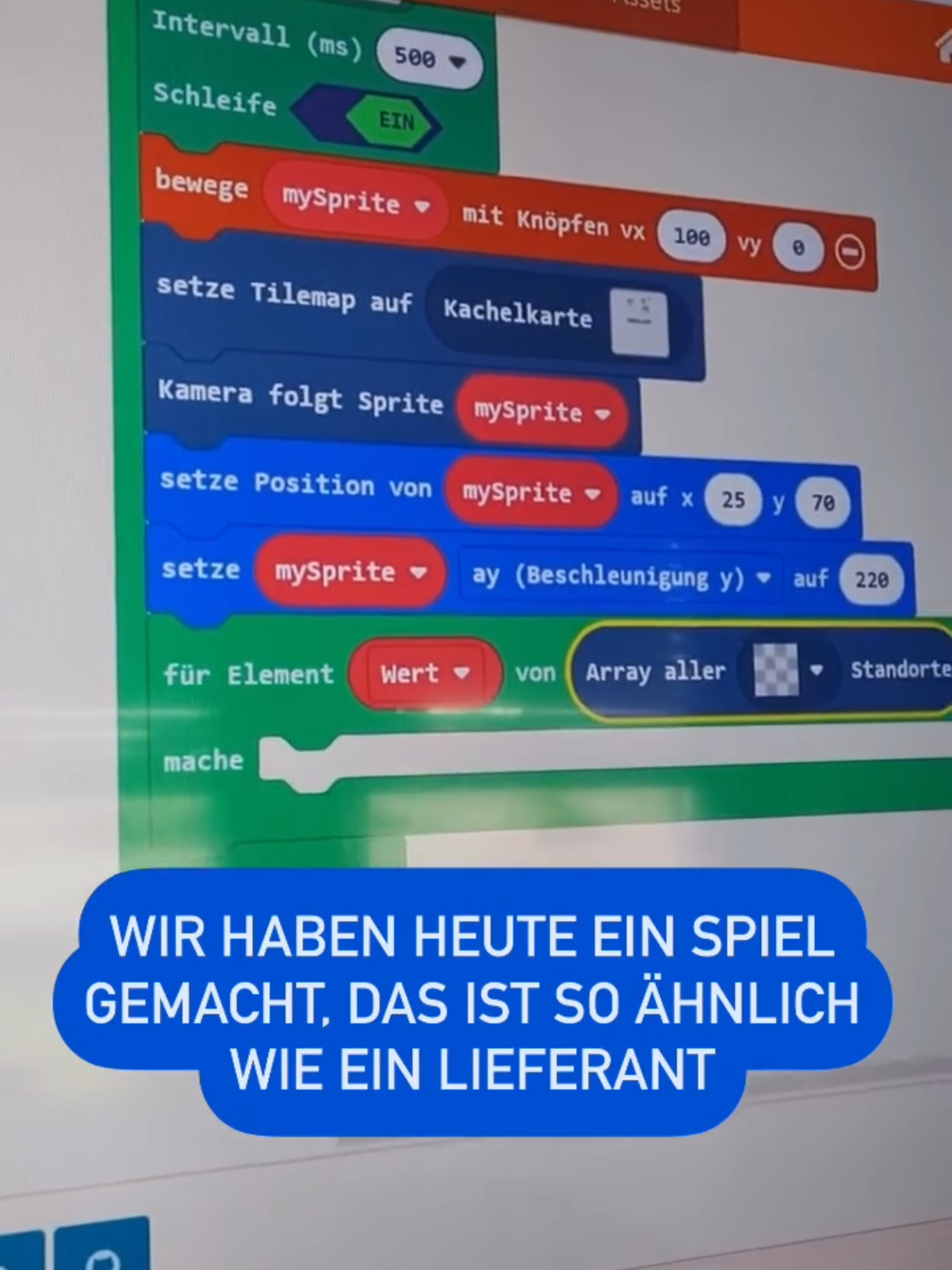 🎙 Heute haben wir unser eigenes Spiel programmiert! In dem Spiel muss man Münzen einsammeln, Hindernissen ausweichen und Punkte sammeln. Berührt man eine Münze, verschwindet sie – und oben sieht man den Punktestand. Wenn alle Münzen gesammelt sind: Sieg! ⠀ 🧠 Die Kinder programmieren selbst Regeln, Animationen und Spielmechanik. ⠀ 👉 Möchten Sie, dass Ihr Kind solche Spiele selbst erstellt? Besuchen Sie uns für eine Probestunde oder schreiben Sie uns direkt! #robocodede #arduinokids #robototehnika #stemkids #techforkids #robotik #futurekids #kidsengineering