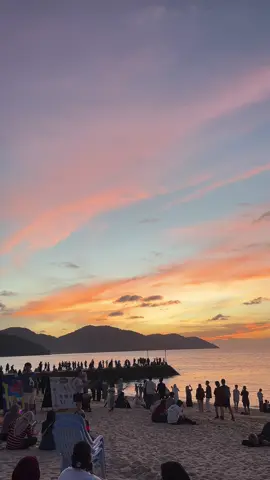 Hampir 3 bulan lagi kita akan masuk ke tahun baru, semoga apa yang menyakiti kita pada tahun ini akan menjadi pengajaran untuk lebih kuat pada tahun hadapan. Aamiin 🤲🏻😊