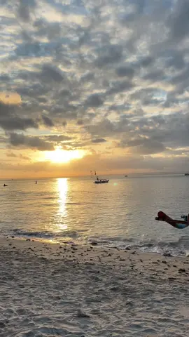 Gasken liburan kepangandaran dan cobain naik perahu untuk ke pasir putih,sunset yang indah dan ombak yang tenang bikin suasana jadi nyaman #pangandaranbeach #perahu_pangandaran #pasirputihpangandaran #masukberanda #fyp 
