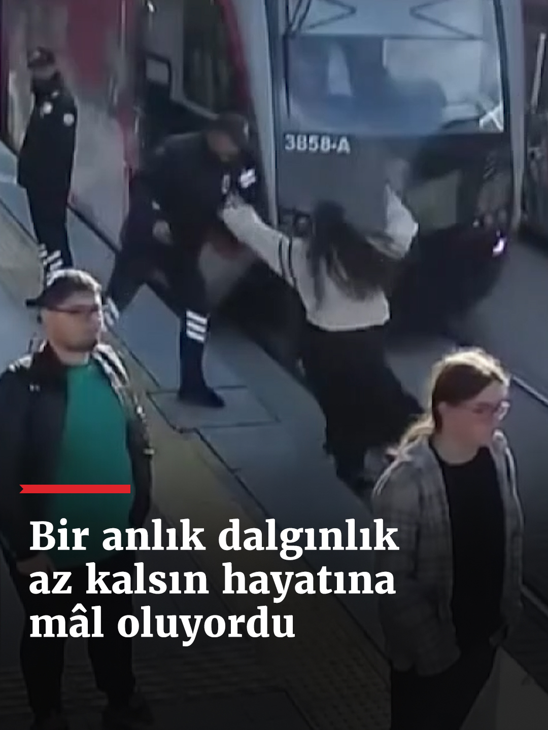 Kayseri’de kulaklığı takılı olduğu için çevresini fark edemeyen genç kız, karşıya geçmek için tramvay yoluna doğru hamle yaptı. Durumu fark eden güvenlik görevlileri genç kızı çekerek tramvayın altında kalmaktan son anda kurtardı. Genç kız, kendisini kurtaran güvenlik görevlisinin elini sıkıp teşekkür etti.