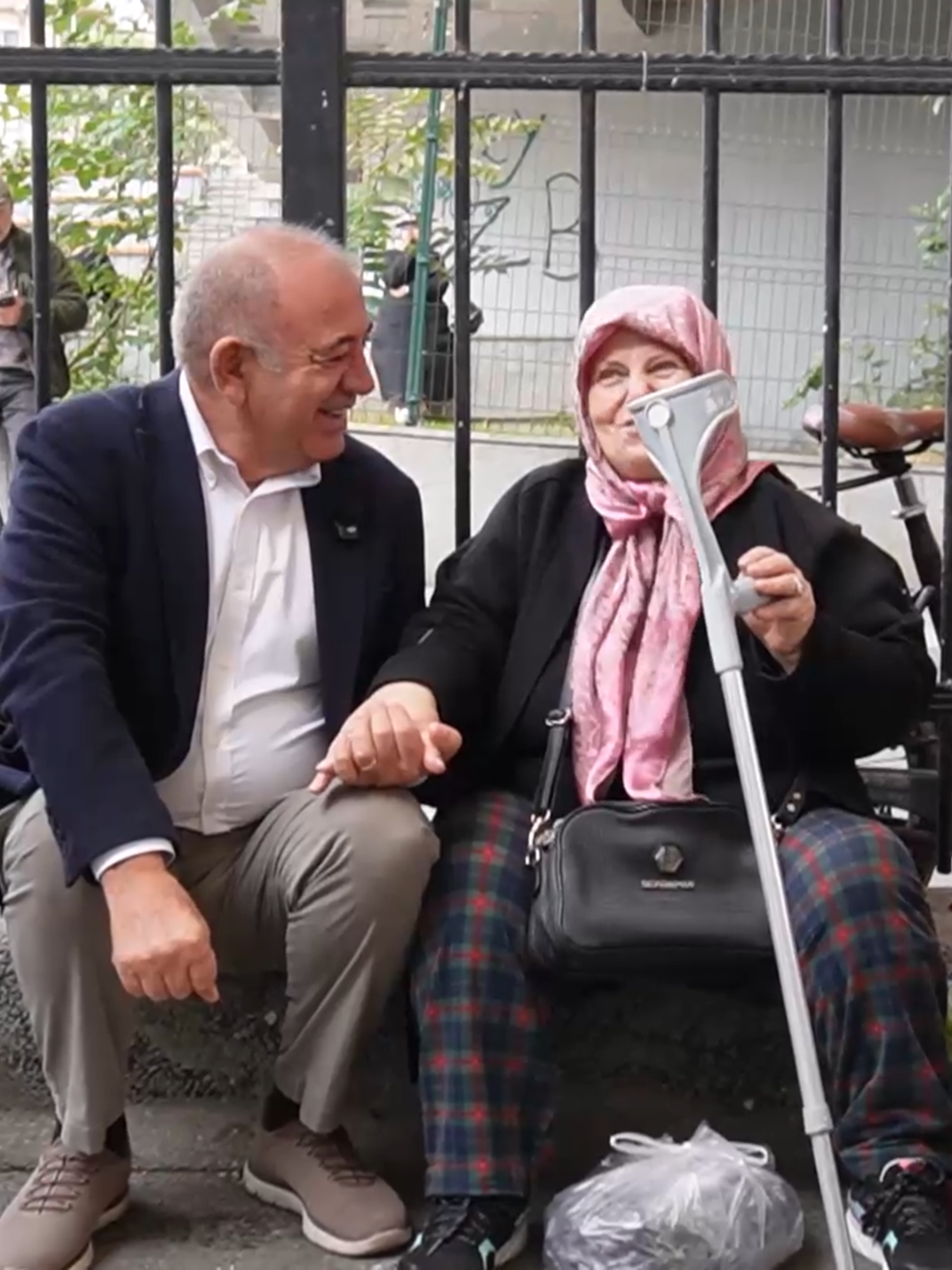 #GürselTekin  @gurseltekin34   CHP İSTANBUL İL BAŞKANI GÜRSEL TEKİN'E YOĞUN İLGİ! HABER FİLESİ / CHP İstanbul İl Başkanı Gürsel Tekin, Kadıköy'de bulunan Salı Pazarı'nı ziyaret etti. Her zamanki gibi sokaklarda vatandaşların arasında olan Gürsel Tekin'e yönetiminden Zeki Şen ve Erkan Narsap eşlik etti. Esnaf ve vatandaşlarla sohbet edip, onların dertlerini dinleyen Gürsel Tekin ve yönetimine yoğun ilgi dikkat çekti. Yaşlı bir teyzenin Gürsel Tekin'e  
