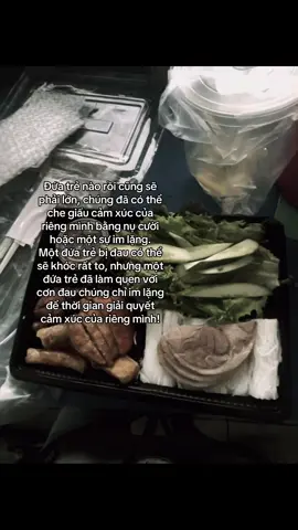 Đứa trẻ nào rồi cũng sẽ phải lớn, chúng đã có thể che giấu cảm xúc của riêng mình bằng nụ cười hoặc một sự im lặng. Một đứa trẻ bị đau có thể sẽ khóc rất to, nhưng một đứa trẻ đã làm quen với cơn đau chúng chỉ im lặng để thời gian giải quyết cảm xúc của riêng mình!#viral #tamtrang #xuhuongtiktok #demlaisuy 