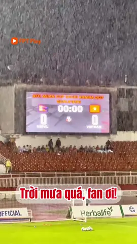 Trời mưa quá, fan ơi! Sân bóng ướt hết rồi, còn đâu!  #vlogminhhai  #FPTPlay  #DoiTuyenVietNam   #santhongnhat  #nepal