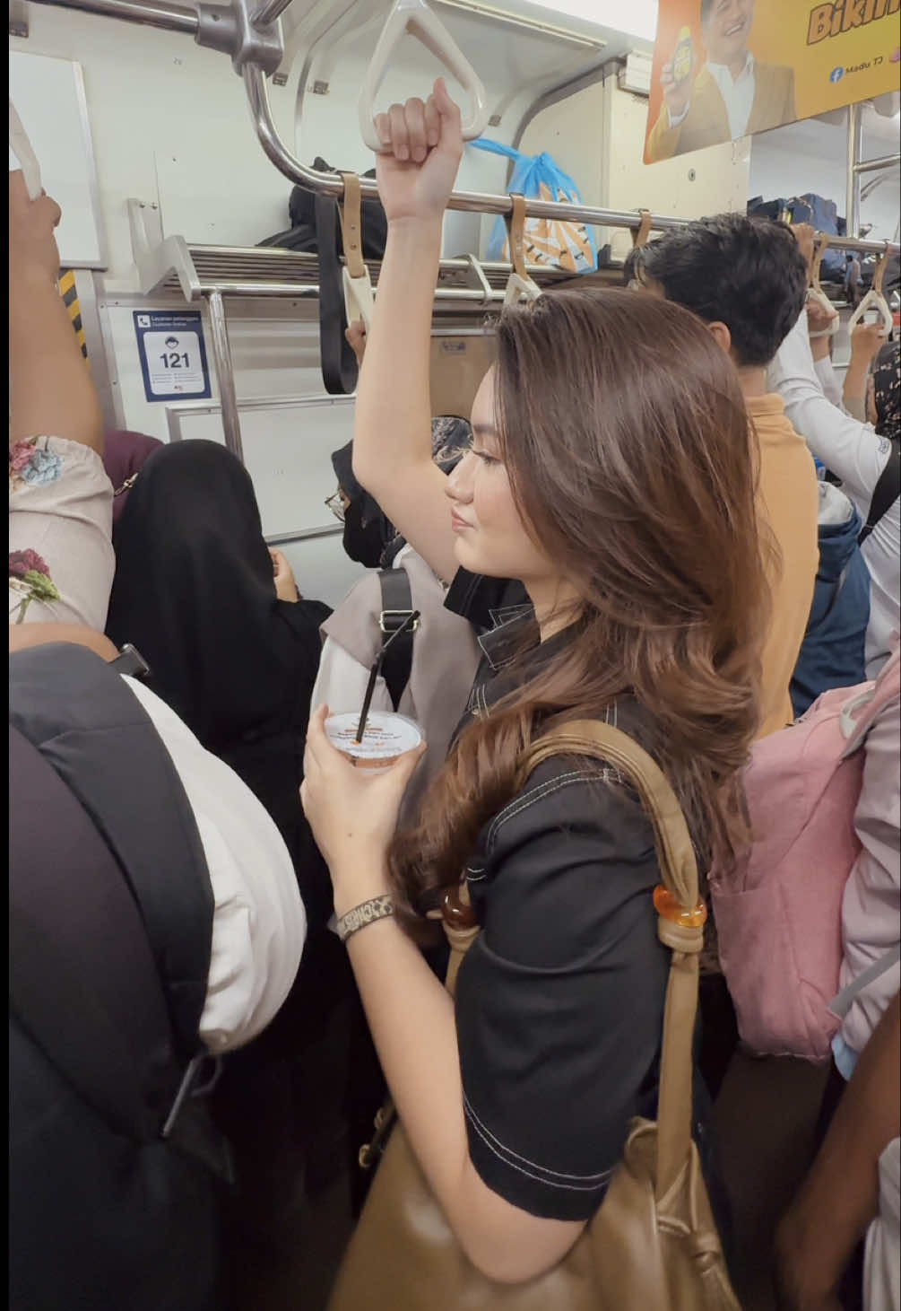 extended version: First Timer naik KRL #anker 🚄