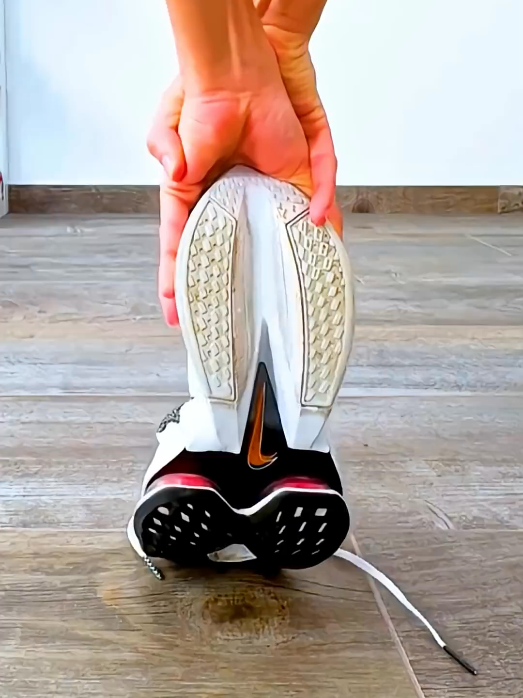 Sepatu ini dilarang di kompetisi resmi karena dianggap terlalu OP! 😳 Teknologinya bikin pelari bisa lebih cepat dari batas normal. #faktaunik #sporttech #sepatu #drovazen source: bilal mos