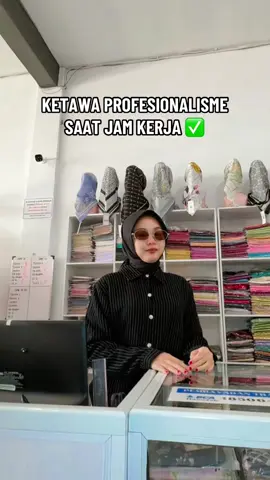 HARUS PROFESIONAL YA SHAAYYYY😭 #fyp #pelanggansetia #hamidahcolektion #belanjahemat #ootdfashion 