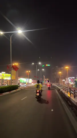 Thành phố này dường như rất nhỏ, ra khỏi cửa liền có thể tình cờ gặp được người quen, thành phố này dường như lại rất lớn, mãi cũng không thể gặp được người muốn gặp. #langthanghanoi #chill #hanoi #xh #xuhuongtiktok 