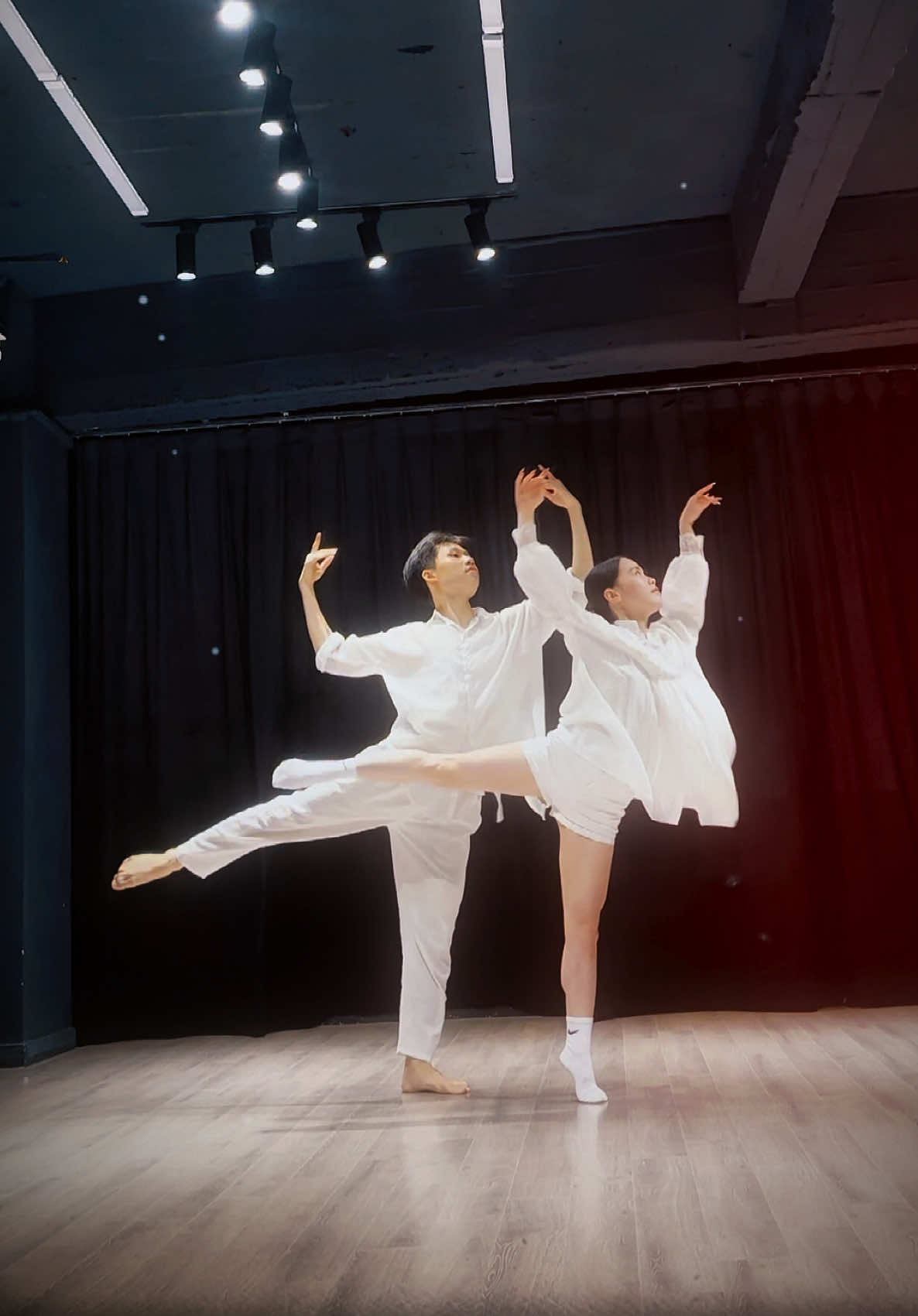 Dạy xong bài nào thì tranh thủ quay ngay bài đó :)) Mà sao thấy nó vẫn hay quớ🙊🙈 She never cries🖤 #lunmemua #xuhuong #couple 