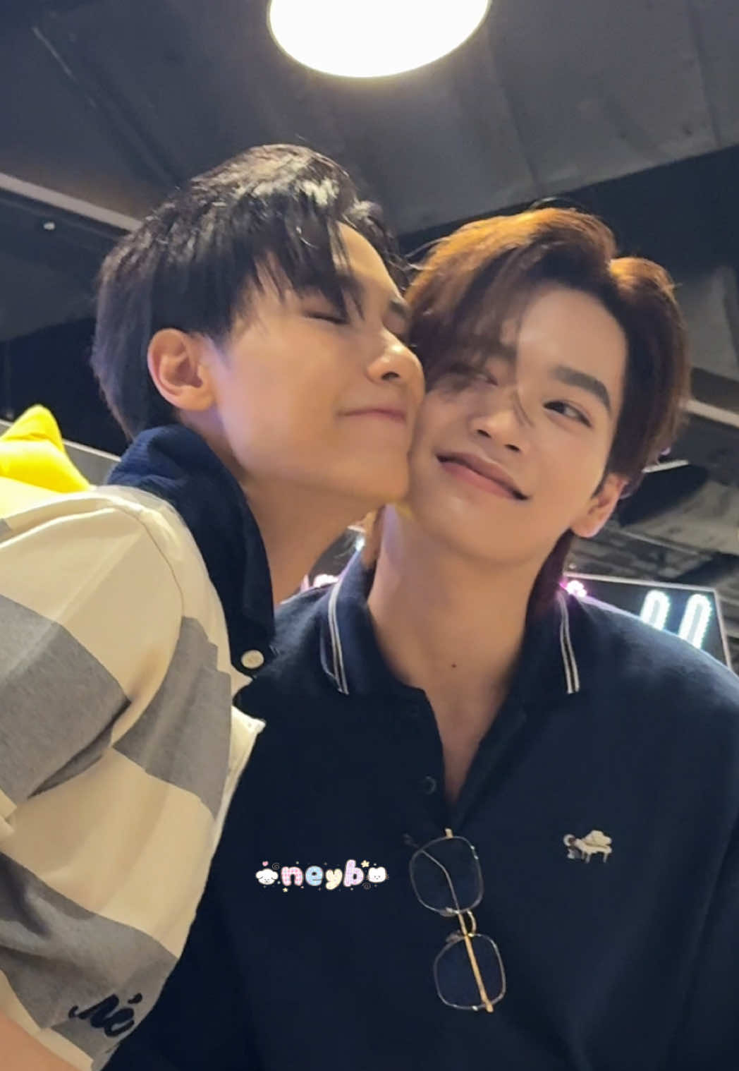 จุ่มแก้มคอมโบ แบบไม่ได้พัก พี่จูเขินลูบผมอยู่อย่าง น้องม้าคยิ้มหวาน แต่จัมโม่หนูรู้งานมากลูก 💛💙( #juniormark #junniorrs #markjrtn #Jummo #จูเนียร์มาร์ค )