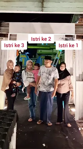 Ribet emang bawa 3 istri di acara mantenan