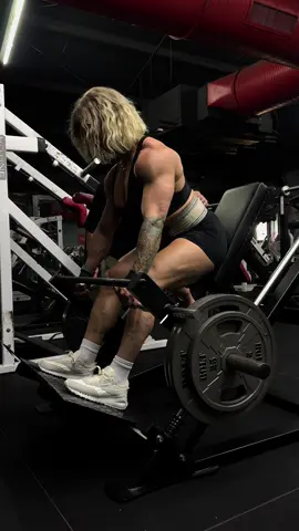 Pull day! Numbers are going up! I am getting stronger and manifesting my Olympia dream everyday. I will make it 2026. #GymTok #fyp #bodybuilder #womenwithmuscle #cooked #flexing #posing #influencer 