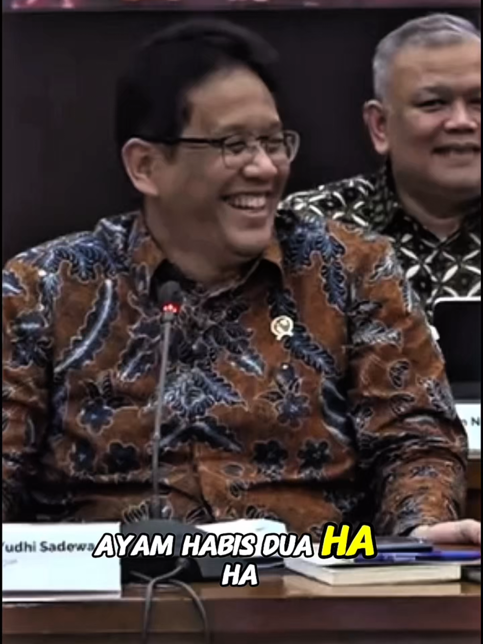 Sebelum konferensi pers APBN KITA, saya makan siang Ayam Penyet Cabe Ijo di sebrang Kantor Kemenkeu Jalan Wahidin II. Pekan lalu saya dapat rekomen dari temen-temen wartawan untuk cobain makan Ayam Penyet Cabe Ijo disana, ternyata enak, saya pesan ayam nya 2, sambel nya pedes mantap, minum nya es teh manis. Namanya Ayam Penyet Sambal Ijo Wafa 1, saya lupa lagi gak nanya apakah ada di layanan online atau engga. Tapi asli, enak, mending kalian cobain. #kitakayabersama  #purbayayudhisadewa #uangkita #kemenkeu 