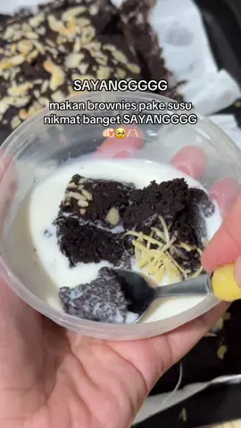 SAYANGGG MAKAN SAYANGGG🫵🏻🤩 makan brownies pake susu sayangg #brownies #dessert #desserttiktok 