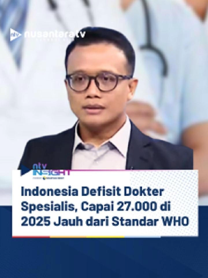 Indonesia Defisit Dokter Spesialis, Capai 27.000 di 2025 Jauh dari Standar WHO WHO menetapkan rasio ideal 1 dokter untuk 1.000 penduduk, tapi Indonesia masih jauh dari target itu. Tahun 2025, defisit dokter spesialis mencapai 27.000 orang, dan diprediksi melonjak jadi 70.000 pada 2032. Sebagian besar dokter juga masih terkonsentrasi di Pulau Jawa, membuat layanan kesehatan di luar Jawa tertinggal. 💬 Pemerintah telah memberikan insentif bagi dokter yang mau bertugas di daerah terpencil, namun langkah ini dinilai belum cukup menutup kesenjangan pelayanan. (en) #NTVInsight #KesehatanIndonesia#DokterSpesialis #KemenkesRI #WHO#LayananKesehatan#nusantaratv #nusantaratvsahabatkita