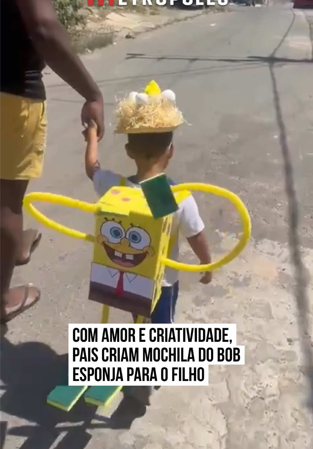 🧽😍 Um vídeo cheio de #emoção e #criatividade conquistou as redes sociais. Para celebrar a admiração do filho #autista pelo desenho #BobEsponja, os pais criaram uma mochila personalizada inspirada no personagem. O resultado não poderia ter sido melhor: a mochila virou a sensação da escola. A reação do menino ao ver a surpresa emocionou a todos. Com um sorriso contagiante, ele encantou colegas, professores e milhares de internautas. #TikTokNotícias 📹 @clebinhobevilaquaa | @myhoodbr