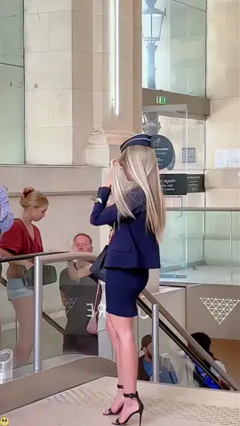 The look of the flight attendant in the supermarket#stewardess #reaction #elegantstewardes #fyp #lady 