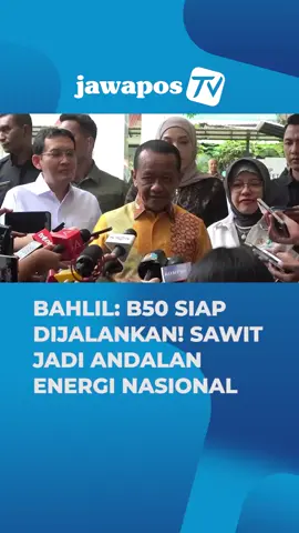 Pemerintah Indonesia akan menerapkan program campuran biodiesel 50% atau B50 pada bahan bakar solar mulai semester dua tahun 2026. Kebijakan ini menjadi langkah strategis menuju kemandirian energi nasional, sekaligus mengurangi ketergantungan pada impor minyak solar. Menteri Energi dan Sumber Daya Mineral (ESDM) Bahlil Lahadalia menyebut, penerapan B50 akan meningkatkan permintaan terhadap crude palm oil (CPO) sebagai bahan baku utama biodiesel. Pemerintah menyiapkan tiga opsi untuk menjaga pasokan CPO, yaitu: 1.	Memaksimalkan produksi sawit nasional, 2.	Membuka lahan baru, dan 3.	Mengurangi ekspor CPO. Bahlil juga mengungkapkan kemungkinan penerapan Domestic Market Obligation (DMO) untuk produk sawit, guna menyeimbangkan kebutuhan dalam negeri dan ekspor. #B50 #Biodiesel #EnergiHijau #BahlilLahadalia #ESDM 